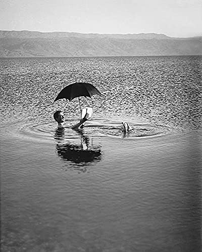 Az ember Úszik a Holt-Tenger w/Book & Esernyő 11x14 Ezüst-Halogenid-Fotó Nyomtatás